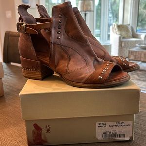 A.S Maudie Sandals. Women’s size 7. Pale pink and light brown. Leather.